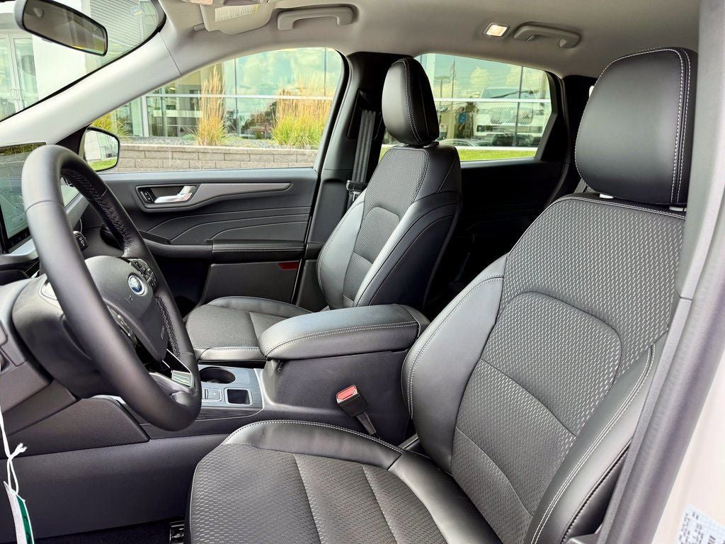 Certified 2025 Ford Escape SE FWD image 9