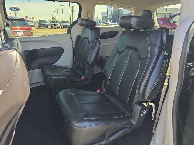 Used 2023 Chrysler Pacifica Touring-L image 8