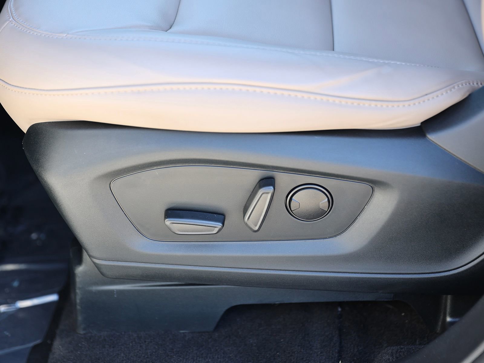 Certified 2023 Ford Explorer XLT w/ Equipment Group 202A image 19