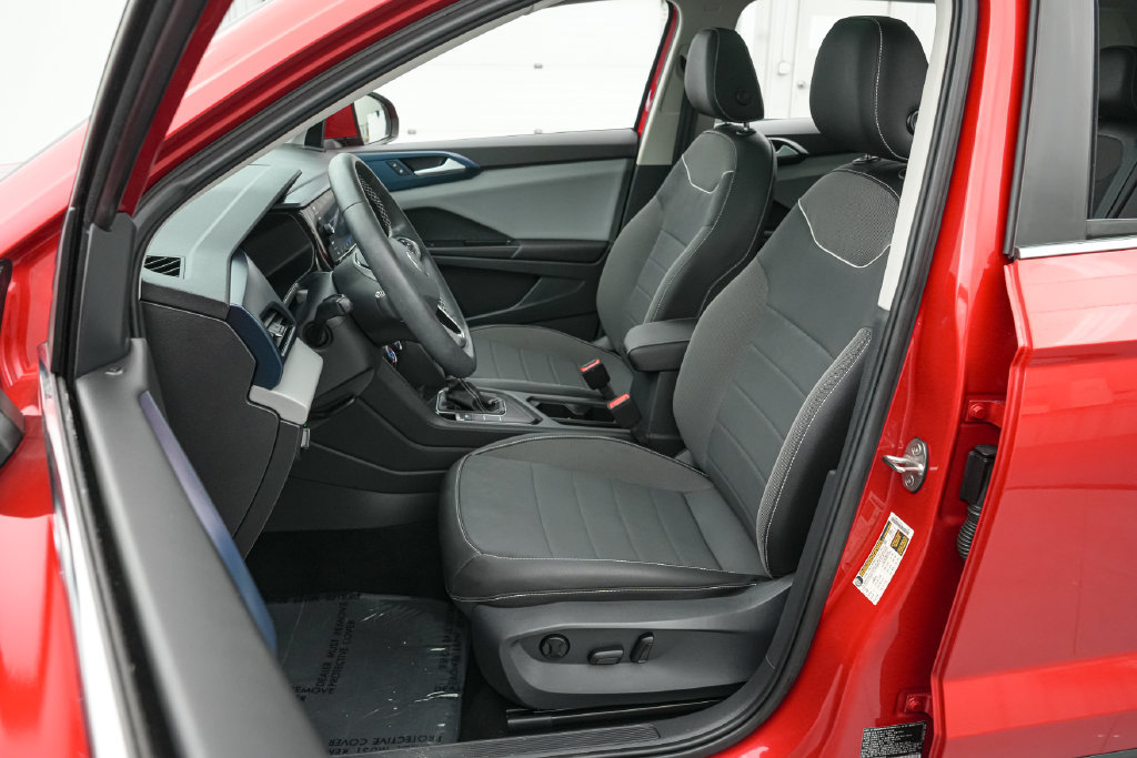 Used 2023 Volkswagen Taos SE w/ Panoramic Sunroof Package FWD image 11