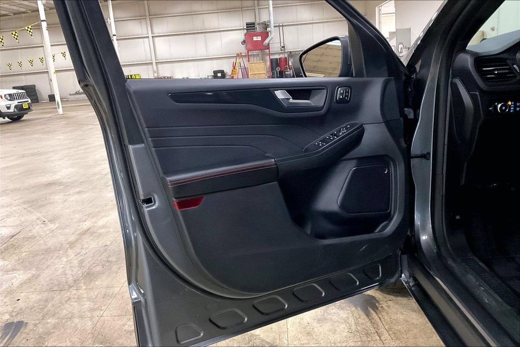 Certified 2025 Ford Escape ST-Line Elite AWD/4WD image 21