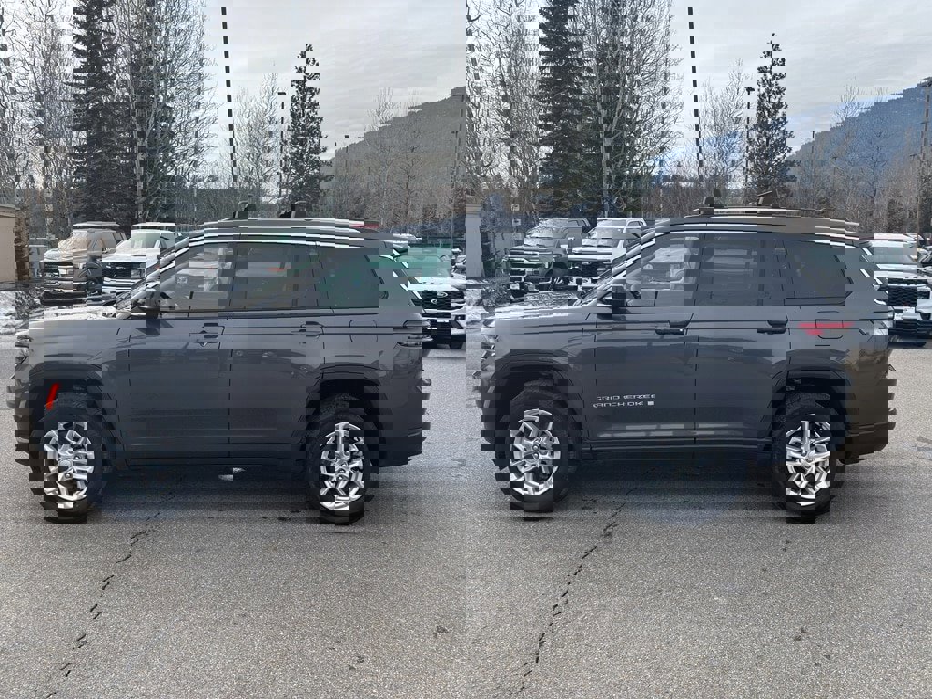 Used 2024 Jeep Grand Cherokee L Laredo image 2