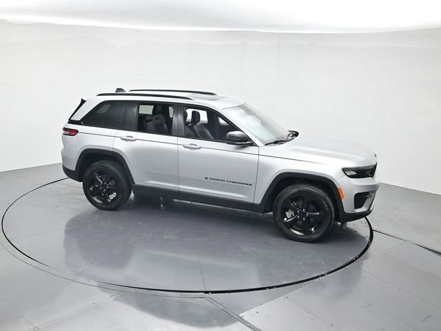 Used 2024 Jeep Grand Cherokee Altitude AWD/4WD image 40