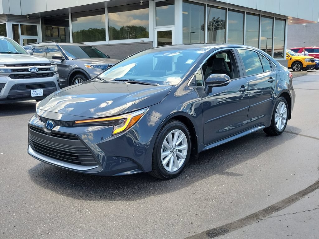 Used 2025 Toyota Corolla XLE FWD image 8