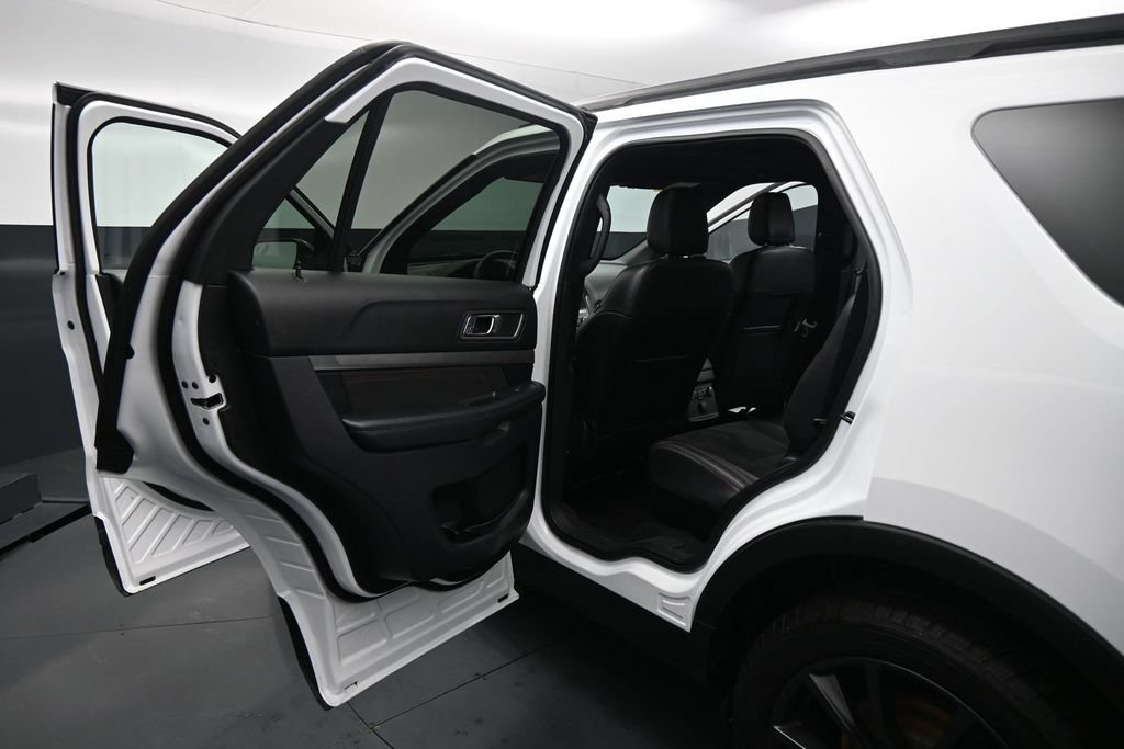 Certified 2019 Ford Explorer XLT w/ Equipment Group 202A FWD image 16