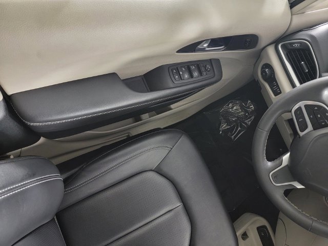 Used 2024 Chrysler Pacifica Touring-L FWD image 30