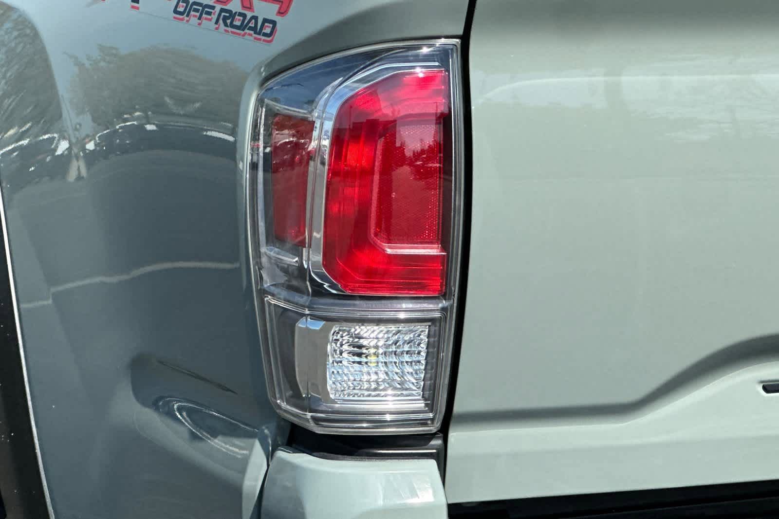 Used 2022 Toyota Tacoma TRD Off-Road w/ TRD Premium Off Road Package image 26