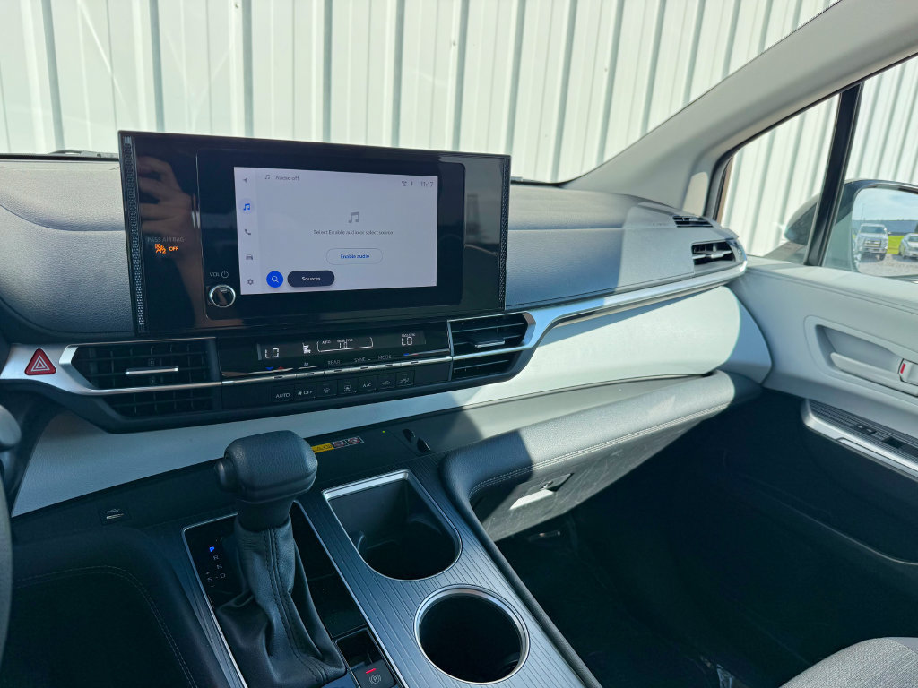 Used 2025 Toyota Sienna LE FWD image 22