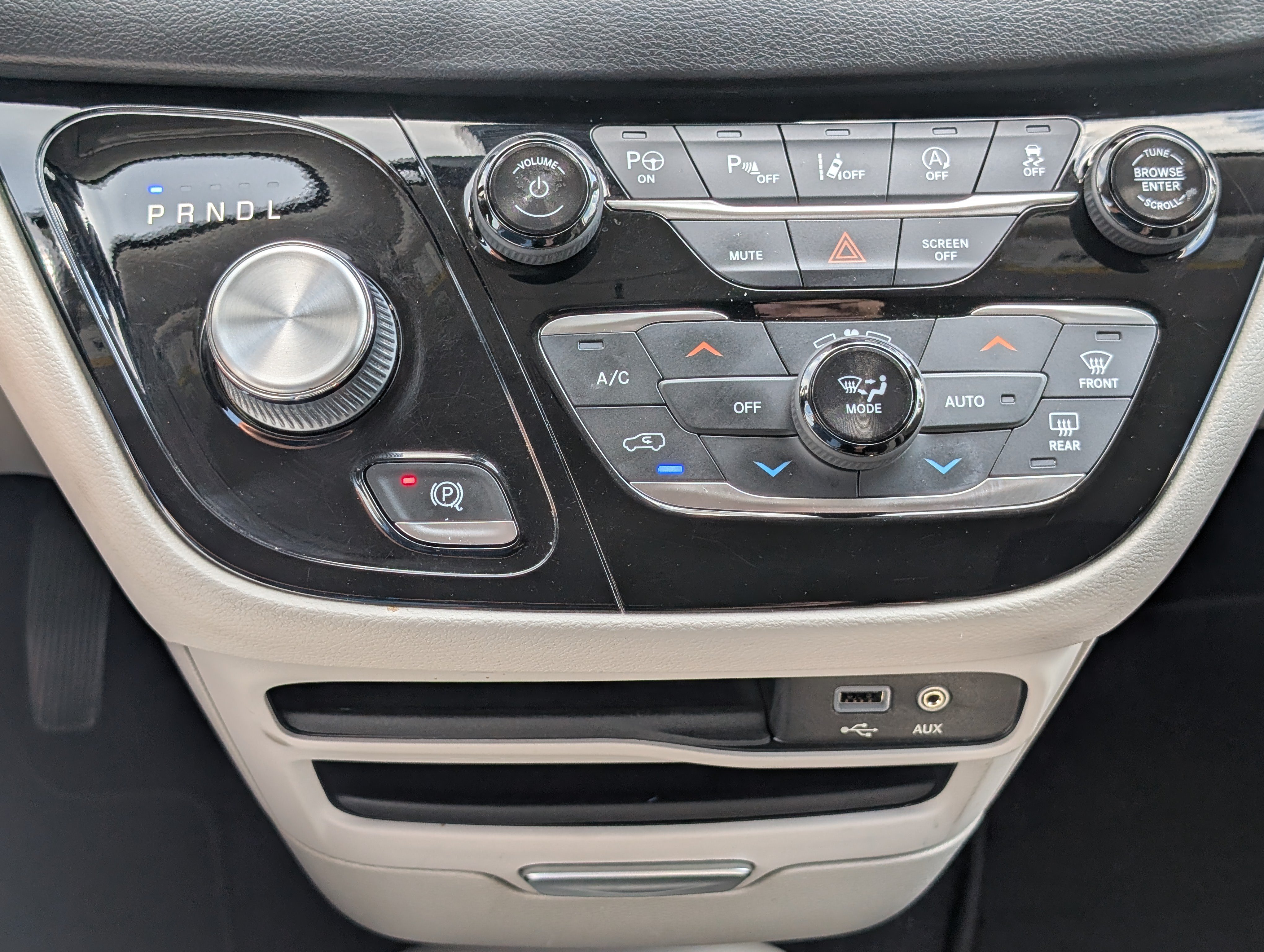 Used 2019 Chrysler Pacifica Touring Plus w/ Advanced Safetytec Group FWD image 29