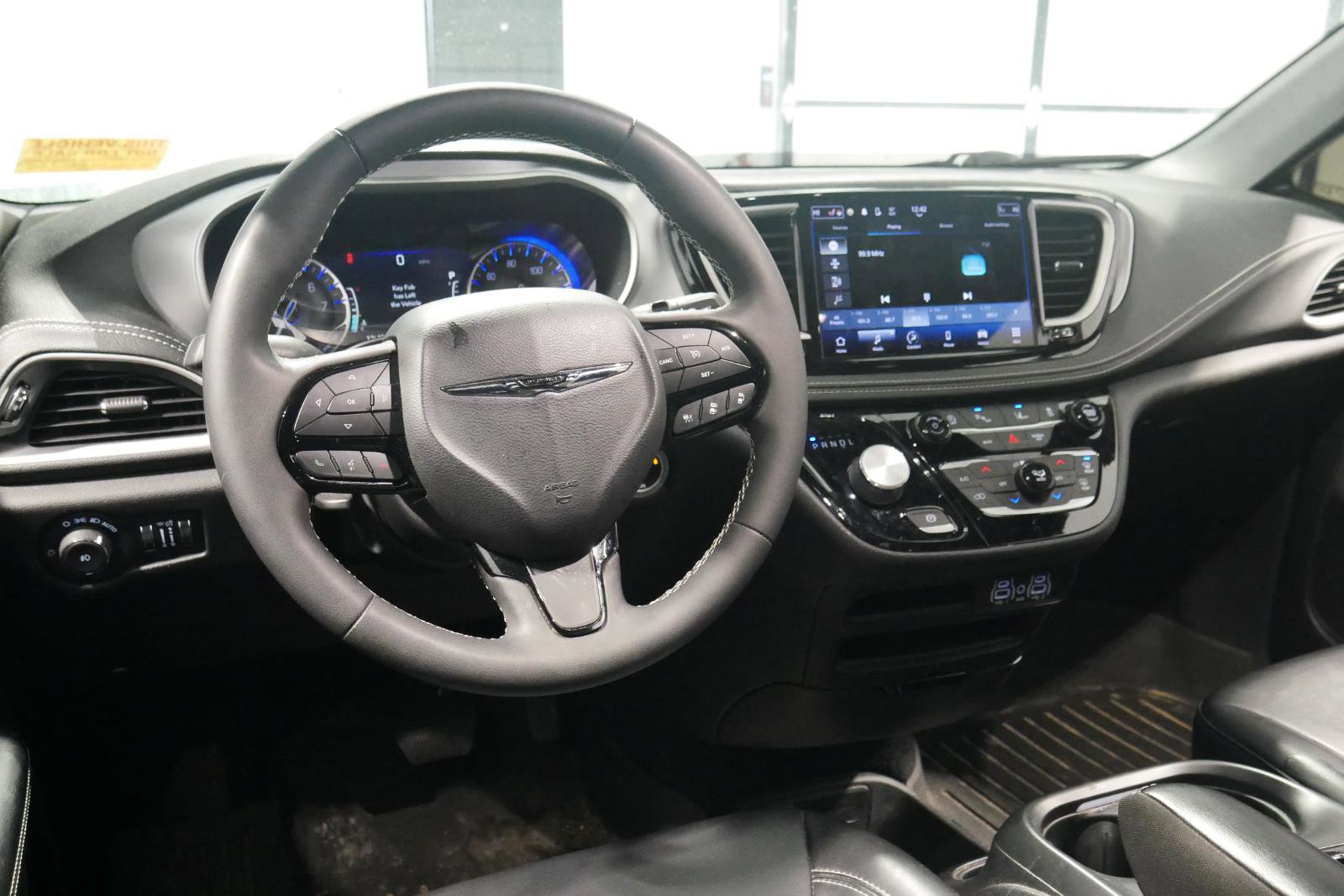 Used 2023 Chrysler Pacifica Touring-L w/ S Appearance Package image 14