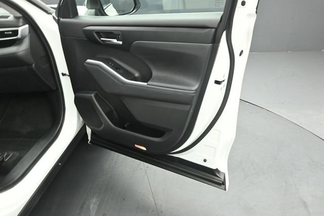 Used 2021 Toyota Highlander XLE AWD/4WD image 33