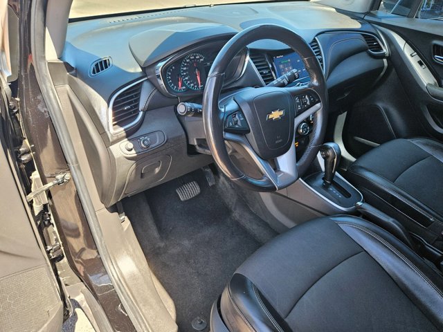 Used 2021 Chevrolet Trax LT w/ Midnight Edition image 10