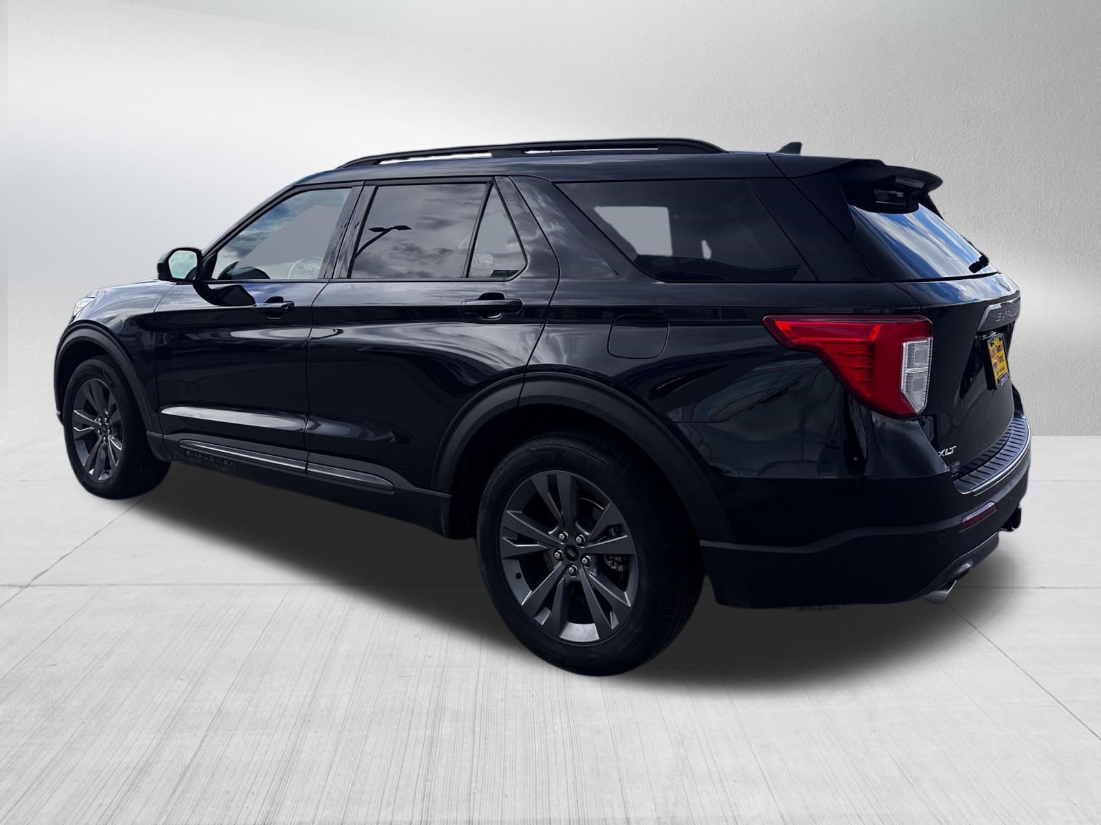 Certified 2022 Ford Explorer XLT w/ Equipment Group 202A AWD/4WD image 5