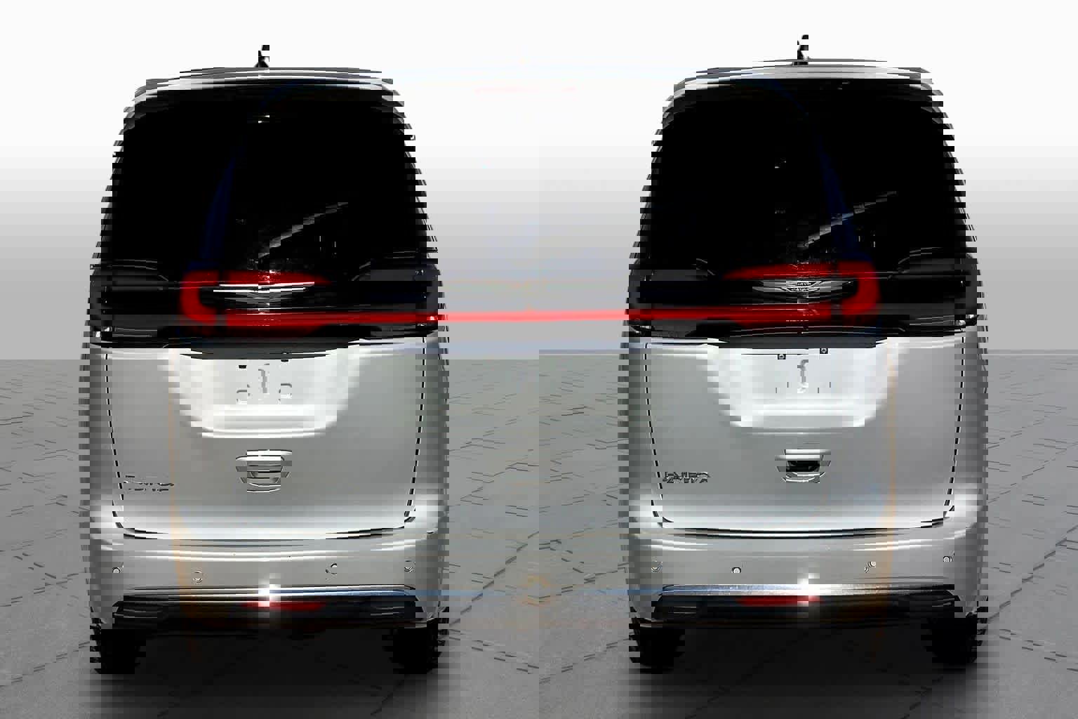 Used 2024 Chrysler Pacifica Touring-L image 2