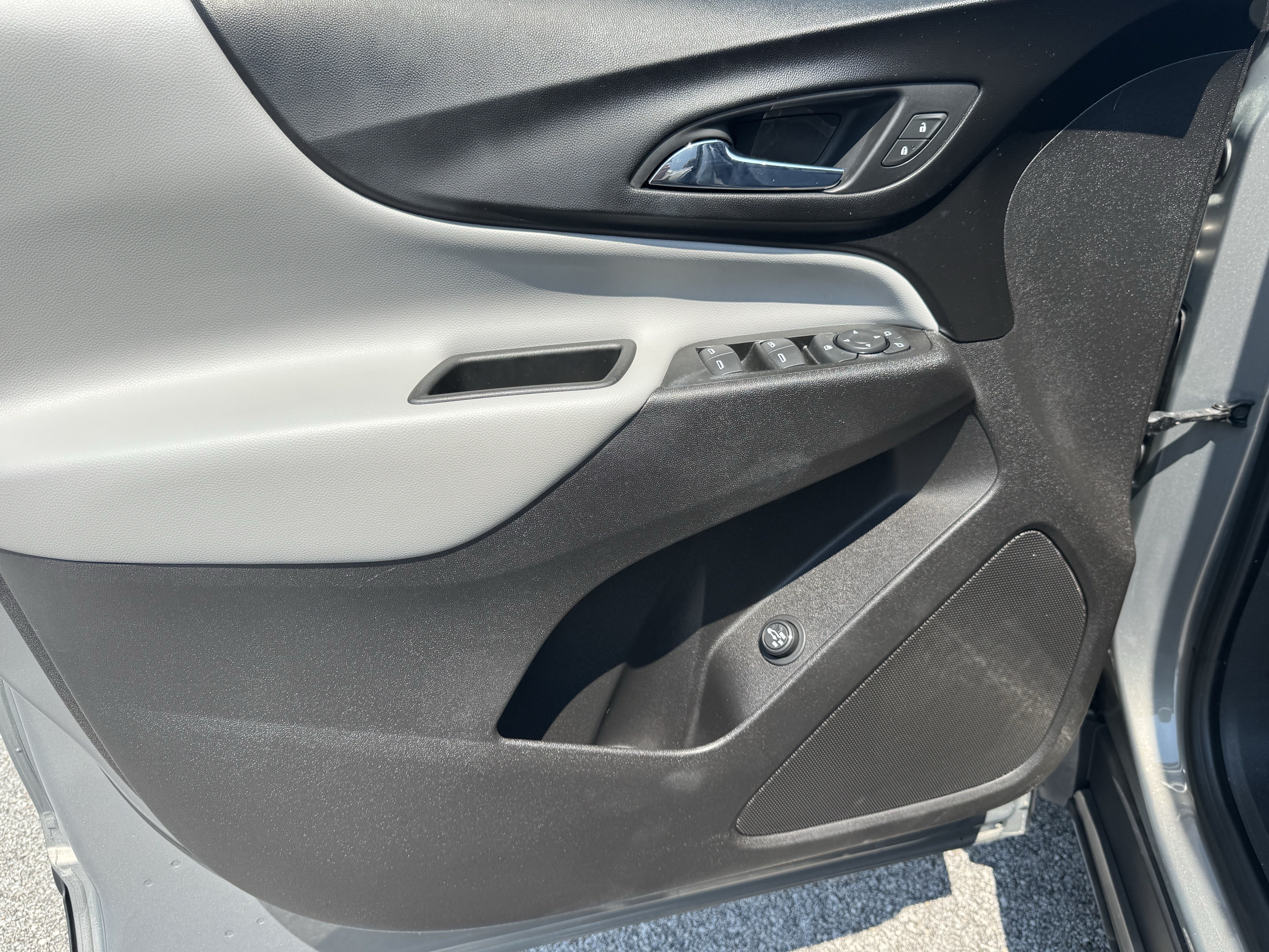 Used 2018 Chevrolet Equinox LT w/ Sun & Infotainment Package FWD image 11