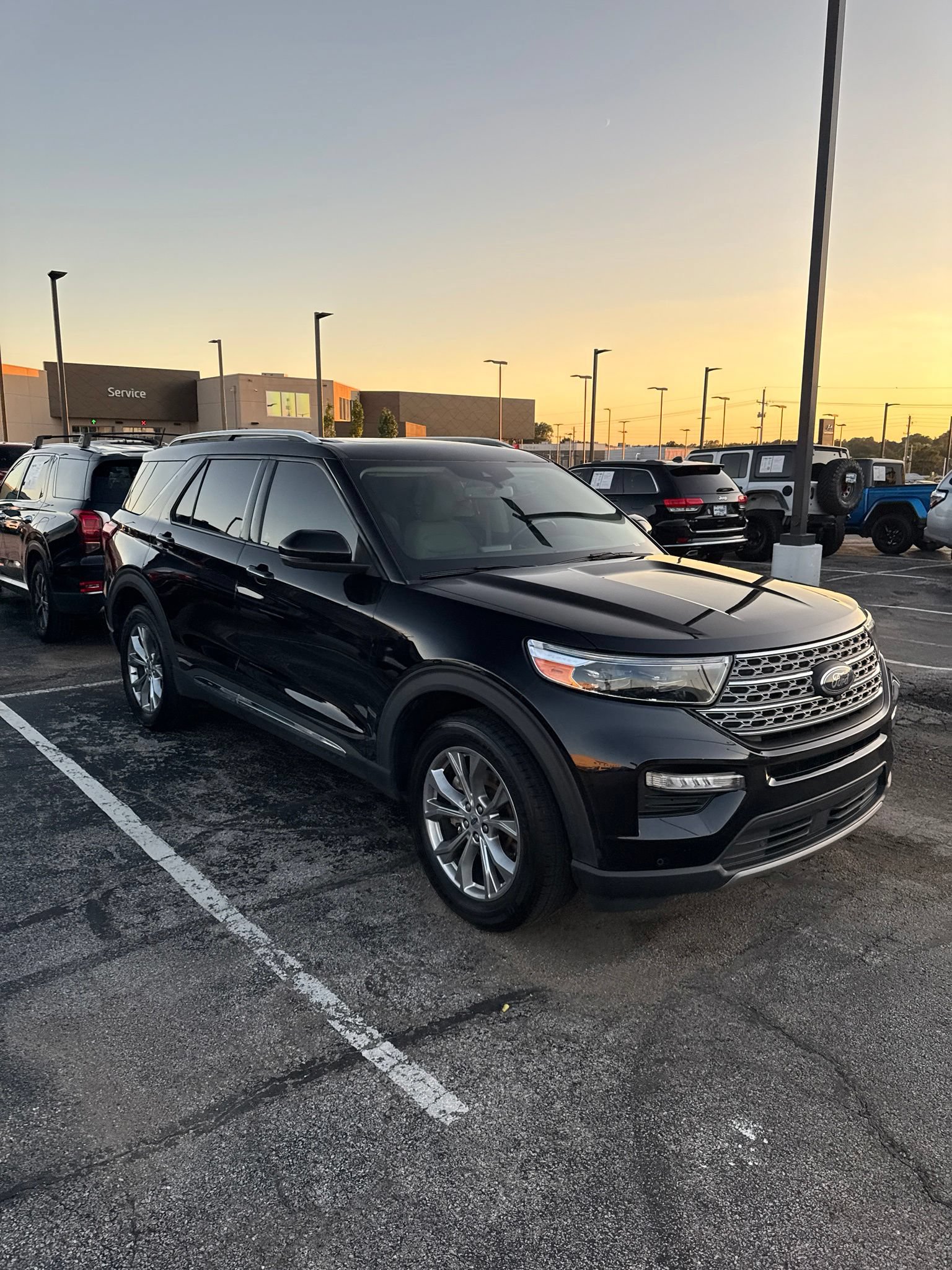 Certified 2022 Ford Explorer Limited w/ Equipment Group 301A AWD/4WD image 2