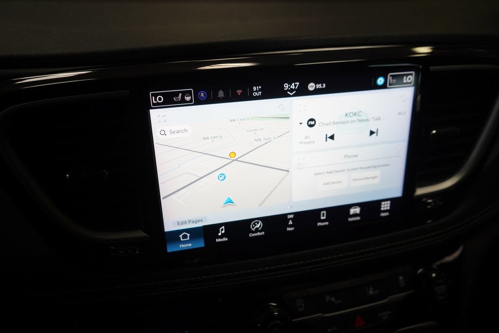 Used 2025 Chrysler Pacifica Limited FWD image 38