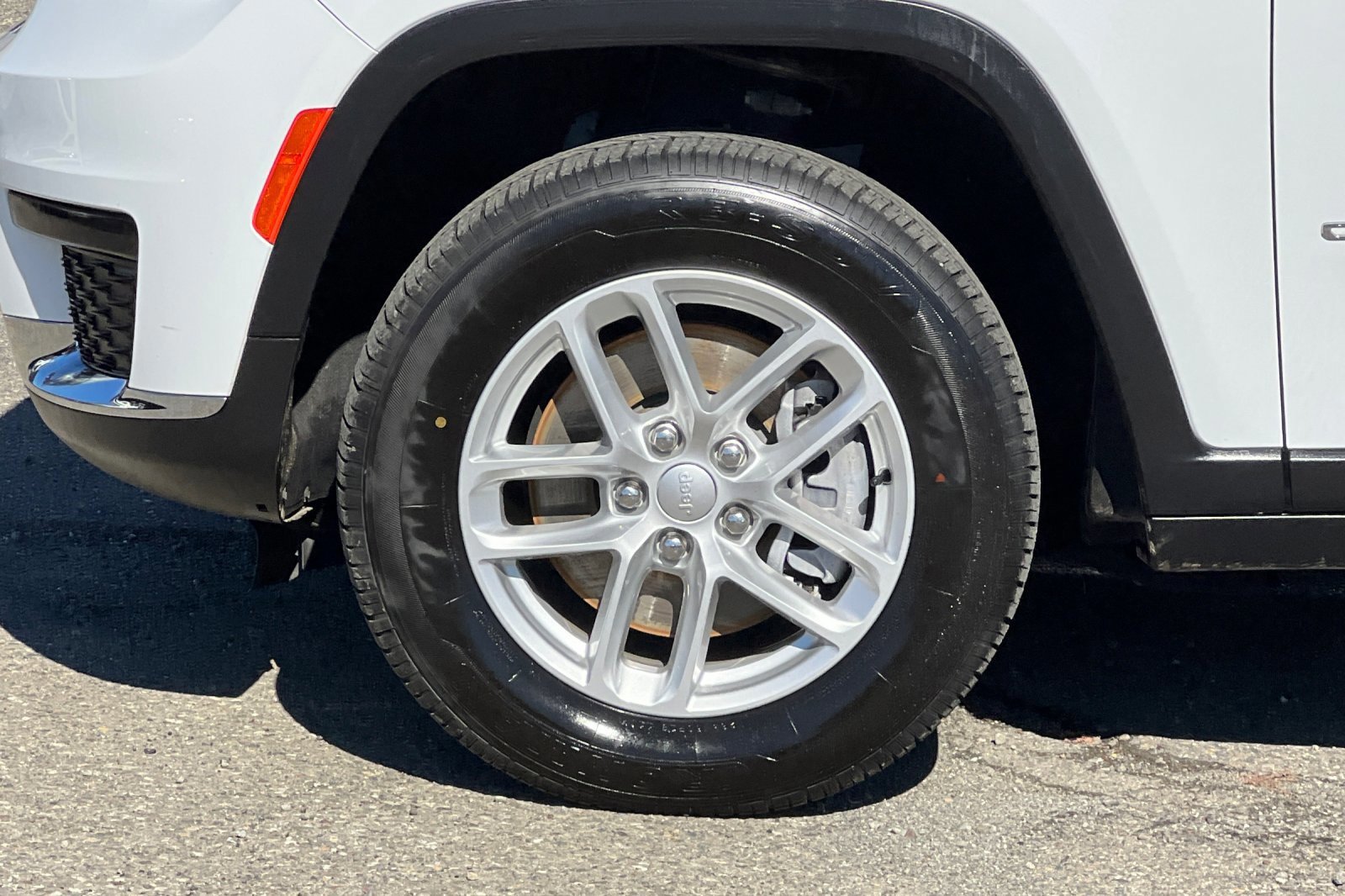 Used 2023 Jeep Grand Cherokee L Laredo image 27