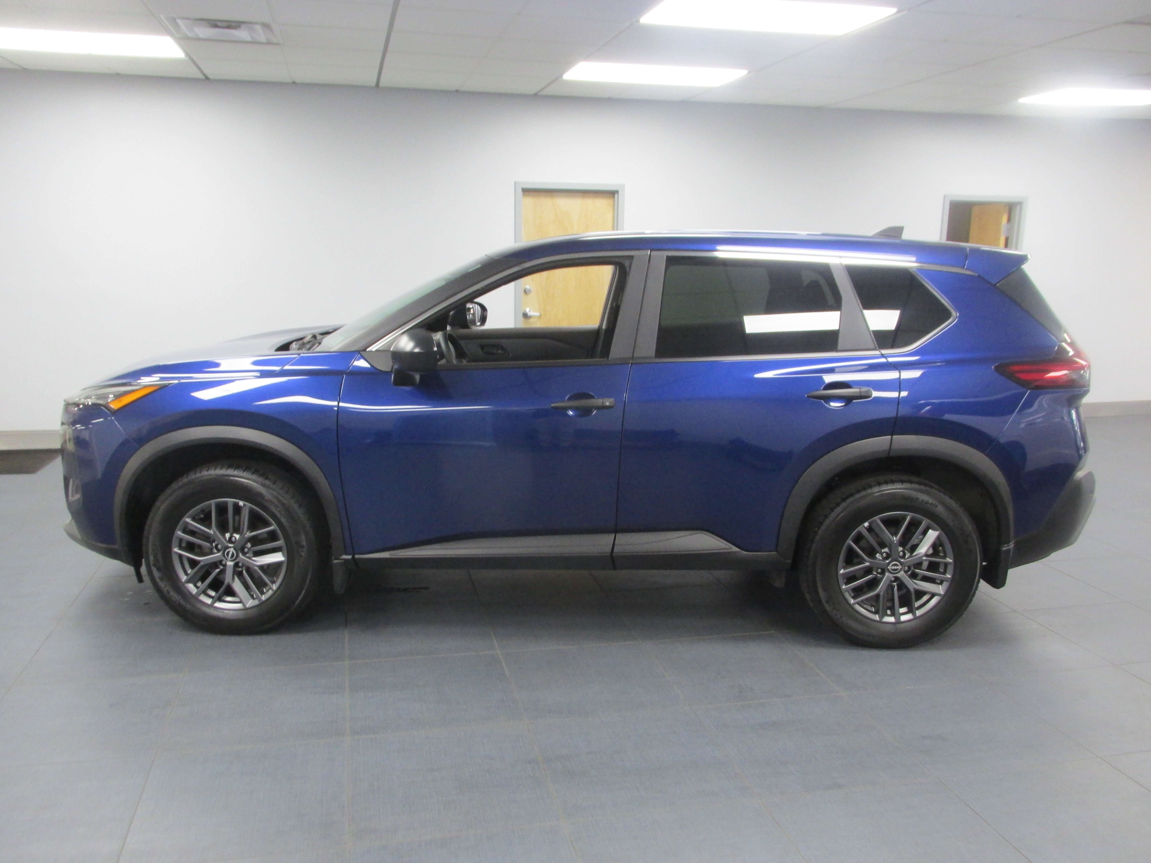Used 2023 Nissan Rogue S AWD/4WD image 6