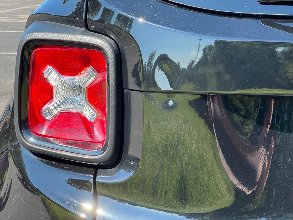 Used 2018 Jeep Renegade Altitude AWD/4WD image 9