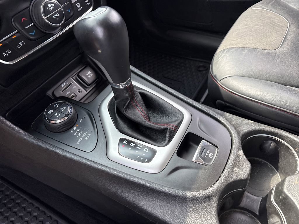 Used 2017 Jeep Cherokee Trailhawk w/ Comfort/Convenience Group AWD/4WD image 24