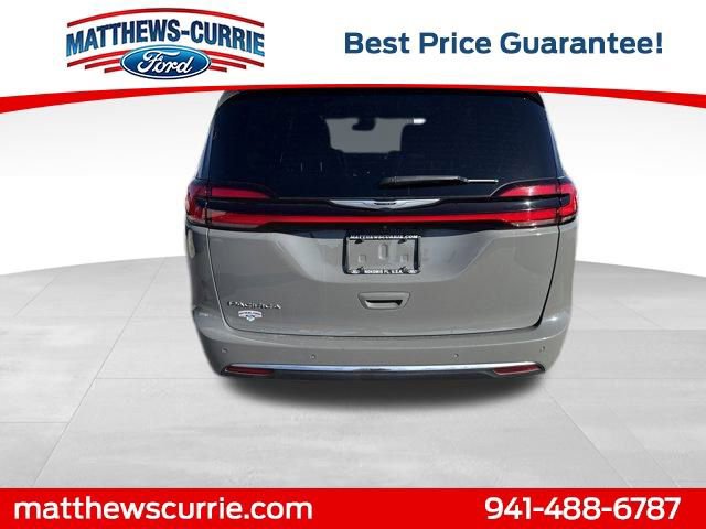 Used 2025 Chrysler Pacifica Select image 3