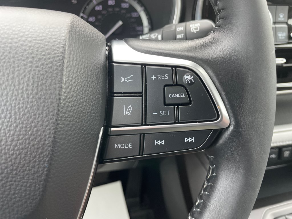 Used 2021 Toyota Highlander XLE AWD/4WD image 24