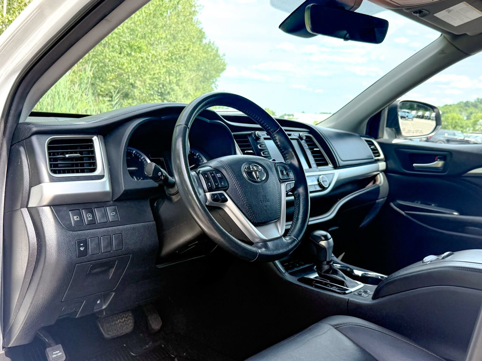 Used 2019 Toyota Highlander XLE AWD/4WD image 14