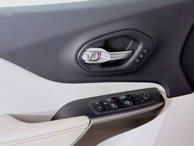 Used 2019 Jeep Cherokee Limited image 20