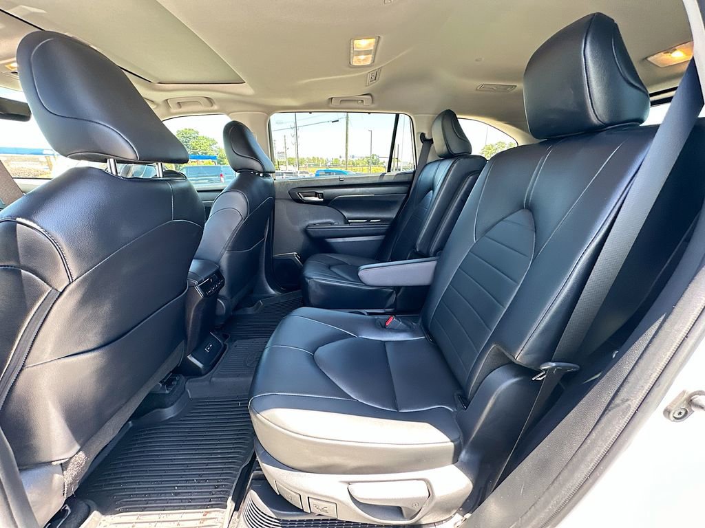 Used 2025 Toyota Highlander XLE AWD/4WD image 17