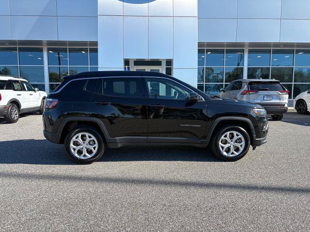 Used 2024 Jeep Compass Latitude AWD/4WD image 2