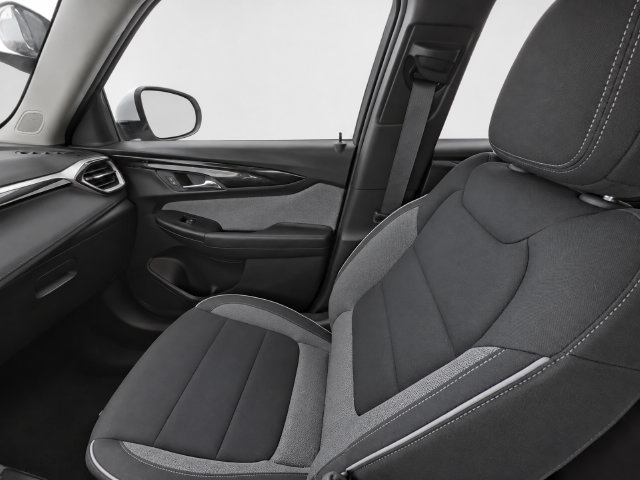 Used 2025 Chevrolet TrailBlazer LT AWD/4WD image 16
