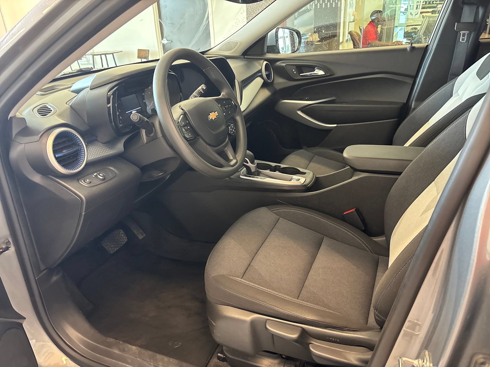 Used 2024 Chevrolet Trax LS w/ LS Convenience Package FWD image 13