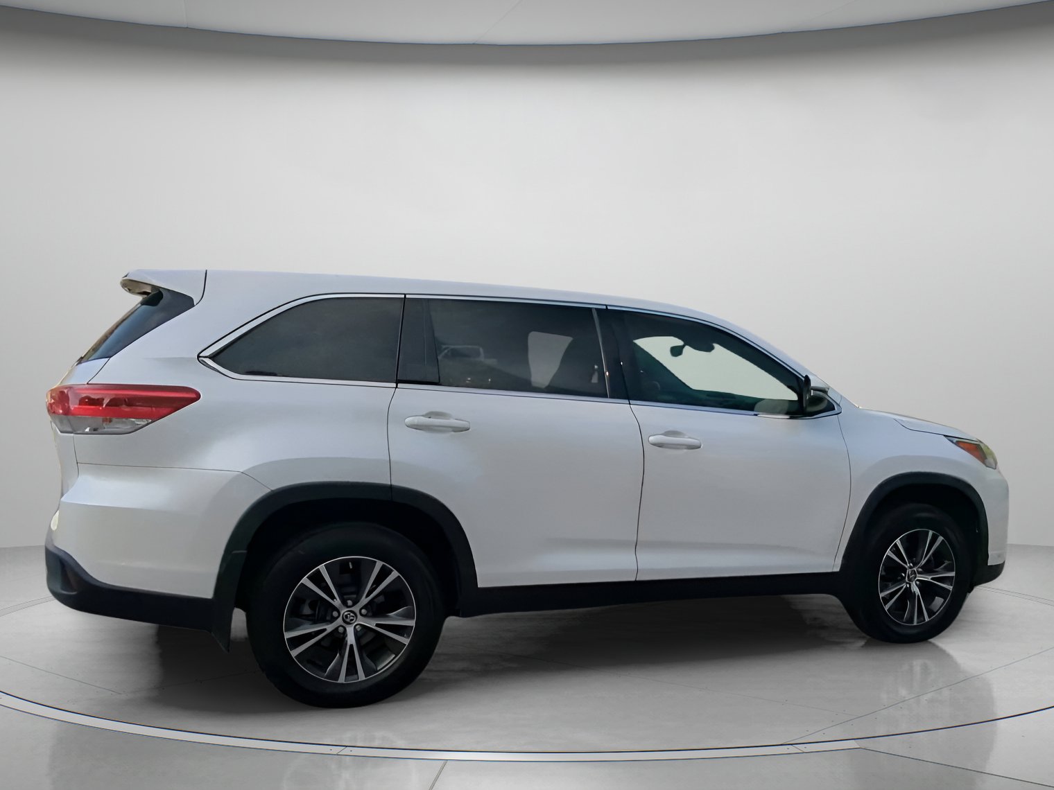 Used 2019 Toyota Highlander LE FWD image 30