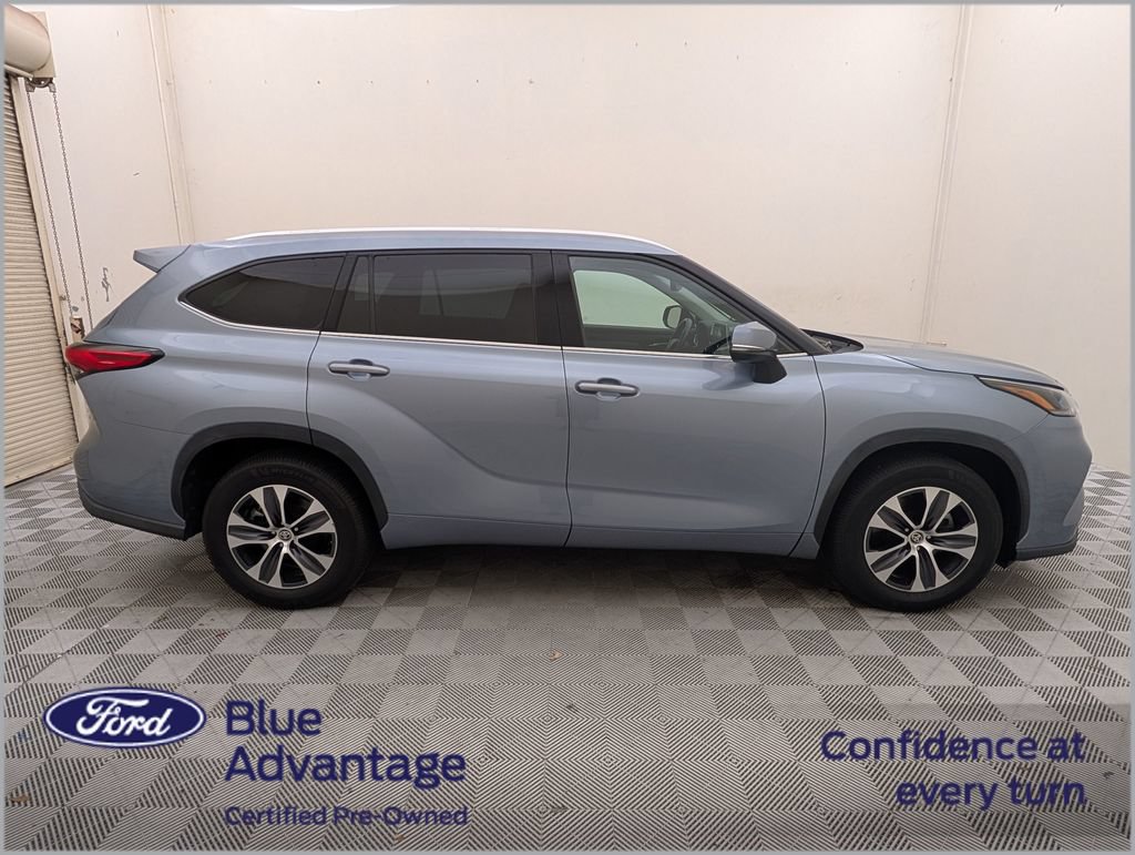 Used 2021 Toyota Highlander XLE FWD image 2