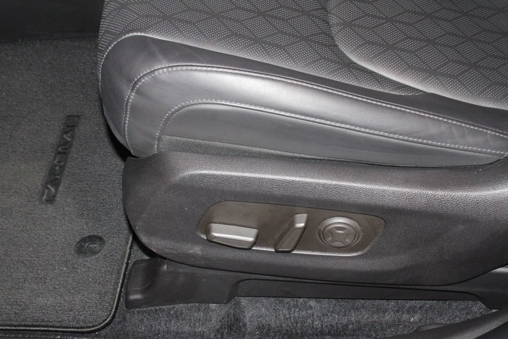 Used 2025 Kia Carnival FWD image 24