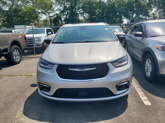 Used 2024 Chrysler Pacifica Limited FWD image 2
