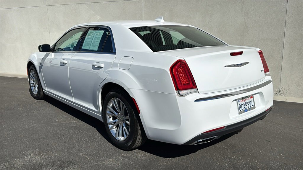 Used 2018 Chrysler 300 Touring L image 3