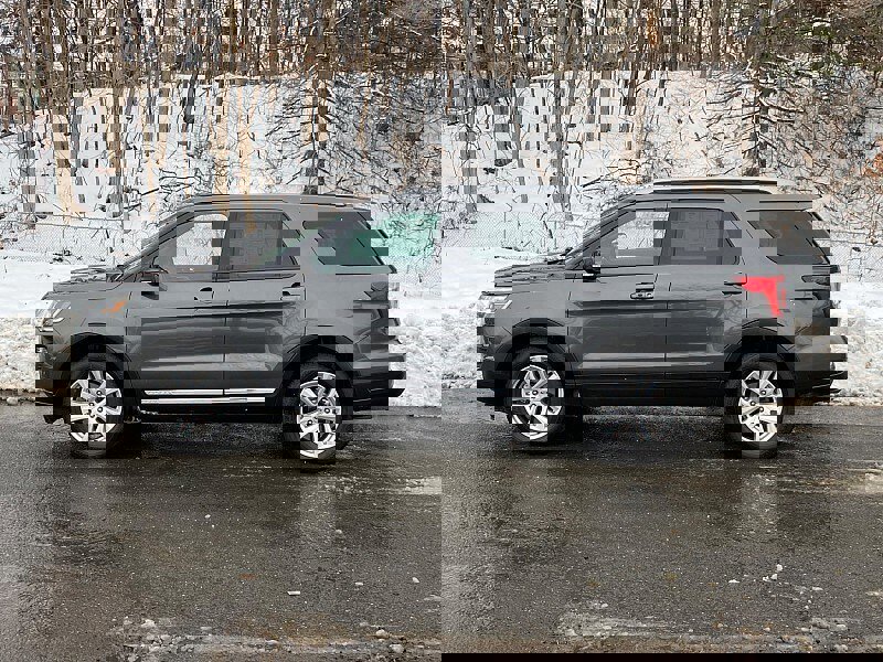 Certified 2018 Ford Explorer XLT w/ Equipment Group 202A image 2