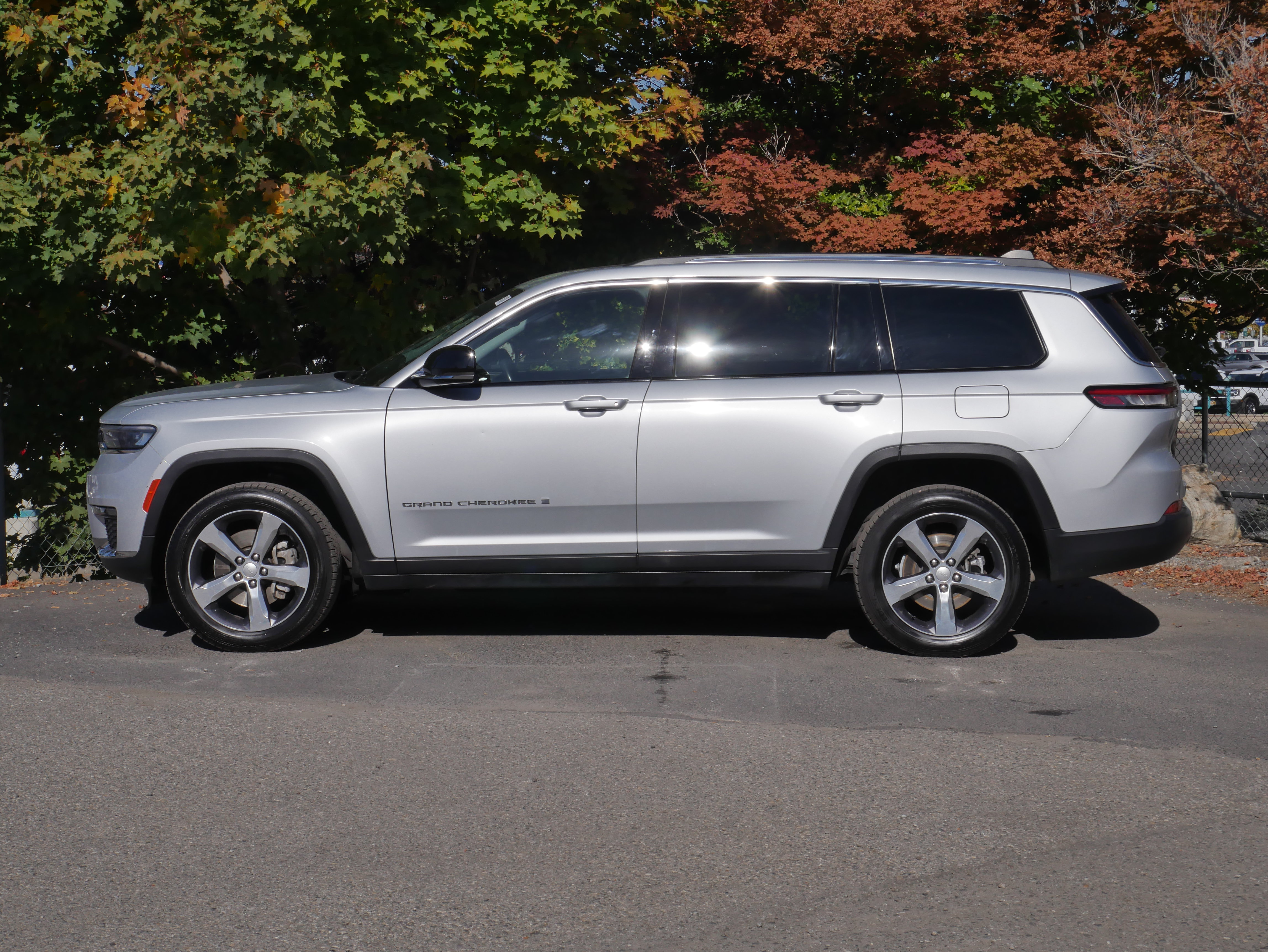 Used 2021 Jeep Grand Cherokee L Limited AWD/4WD image 17