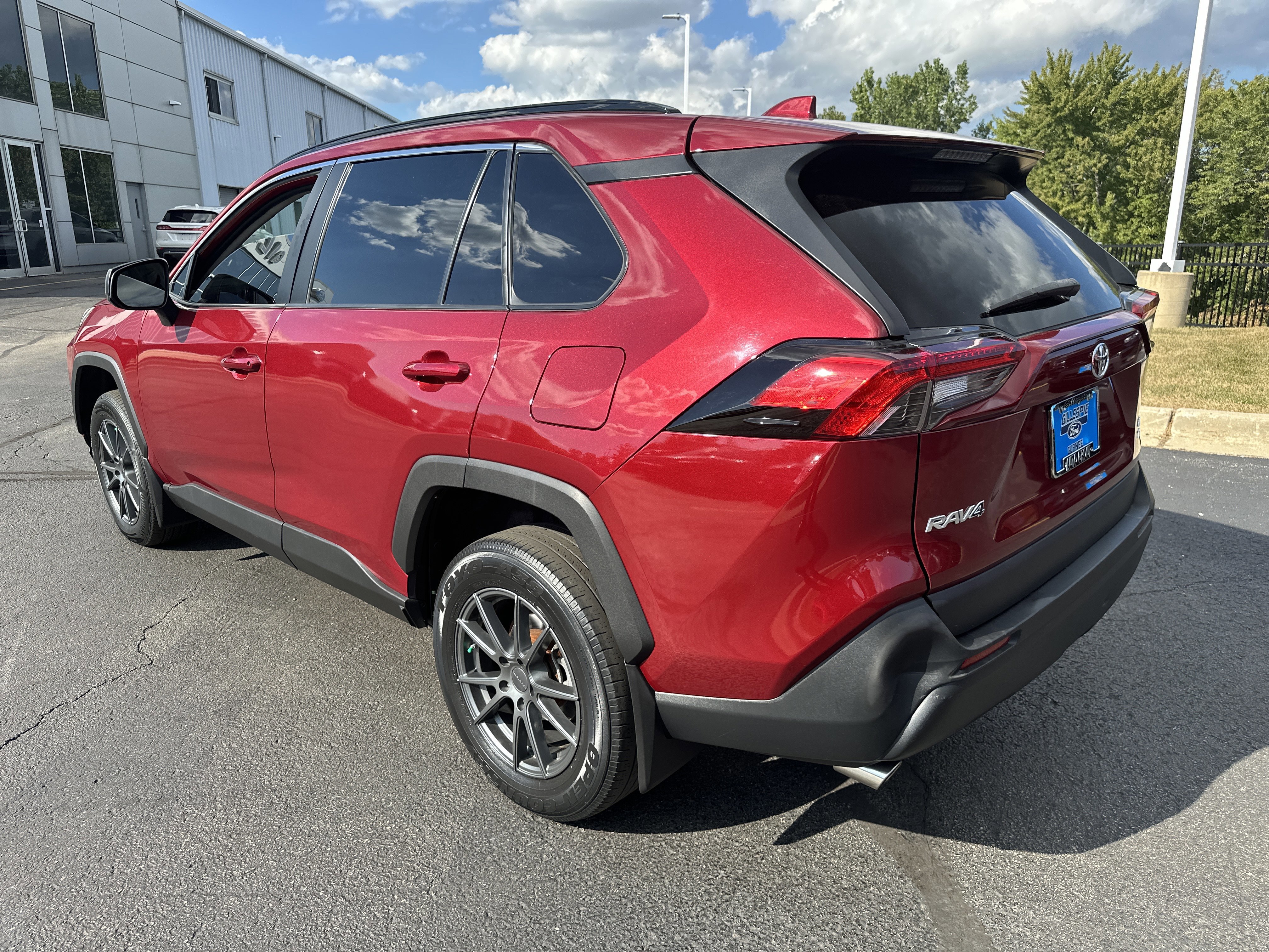 Used 2021 Toyota RAV4 LE image 5