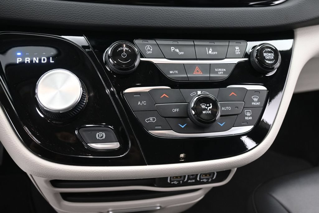 Used 2024 Chrysler Pacifica Touring-L FWD image 12