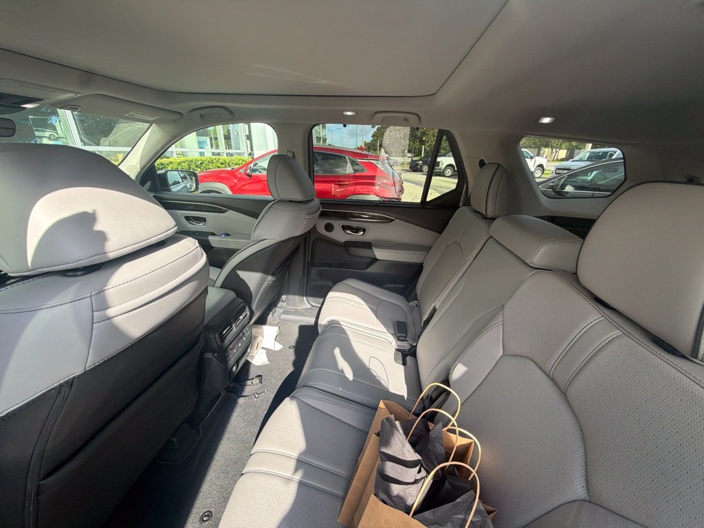 Used 2025 Honda Pilot Elite image 13