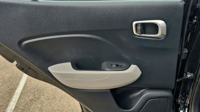 Used 2025 Hyundai Venue SEL FWD image 27
