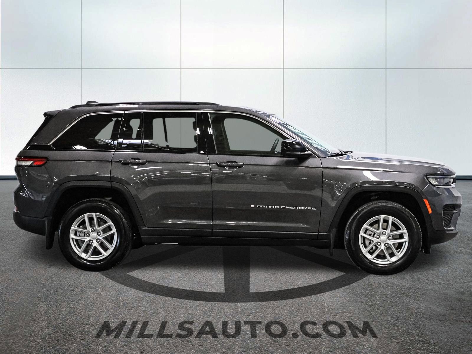 Used 2024 Jeep Grand Cherokee Laredo X w/ Luxury Tech Group I image 3