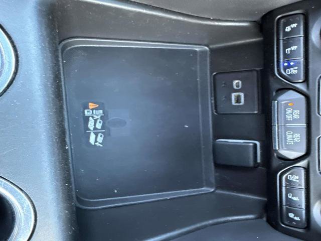 Used 2022 GMC Yukon XL SLT w/ SLT Premium Package image 25