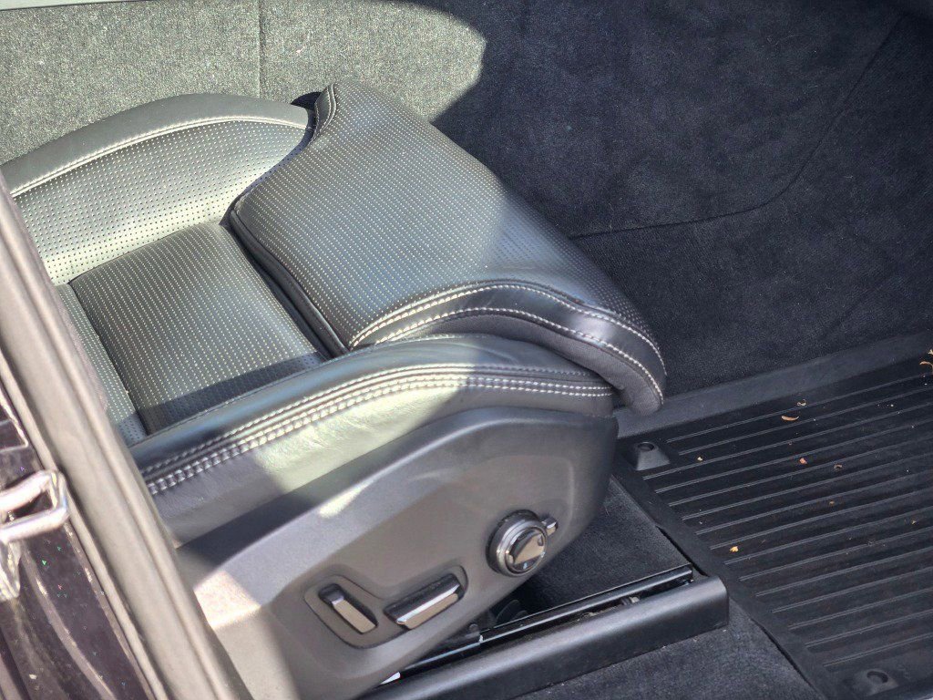 Used 2022 Volvo XC60 T8 Inscription w/ Advanced Package image 9