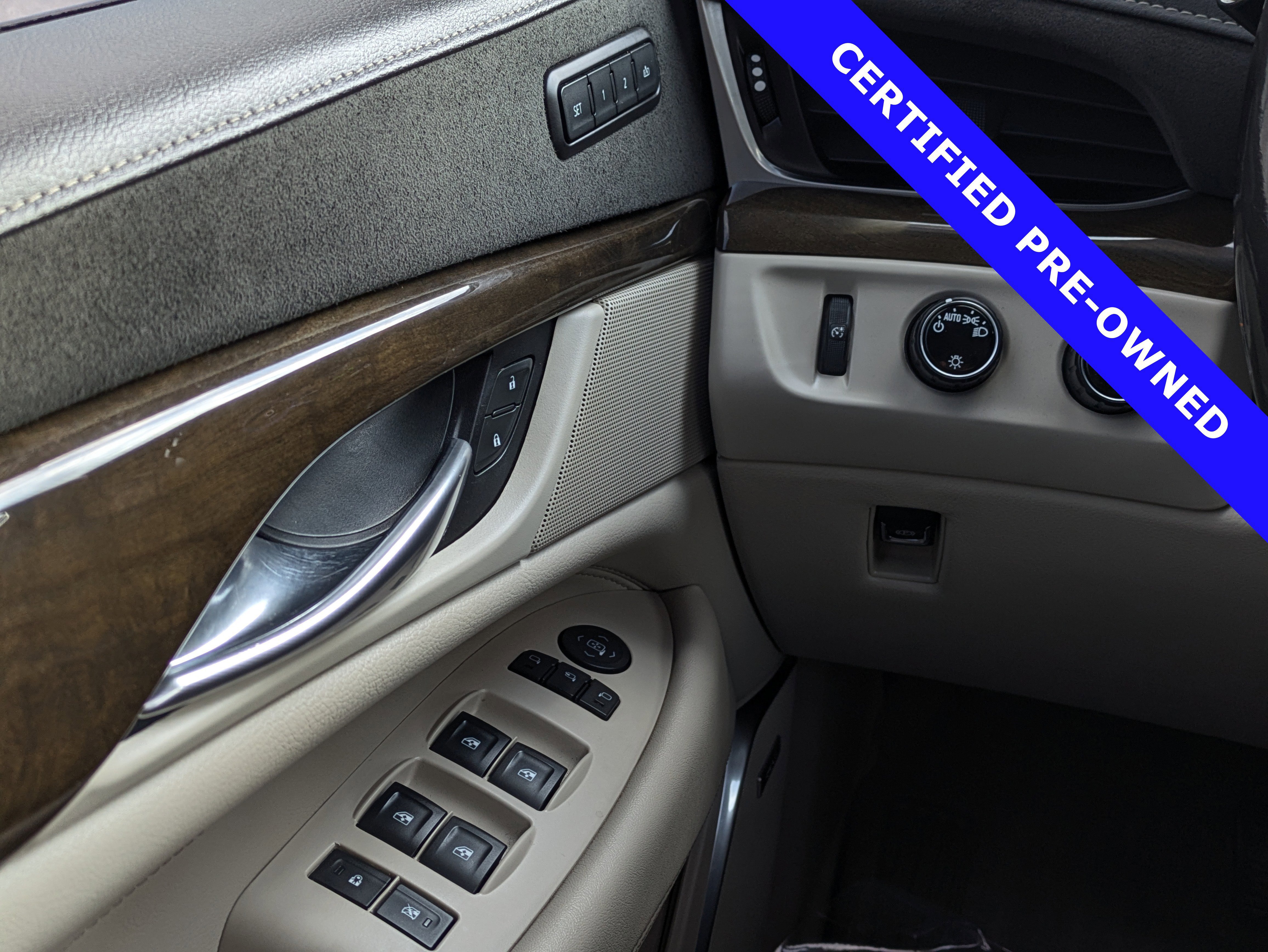 Used 2020 Cadillac Escalade Premium Luxury image 26