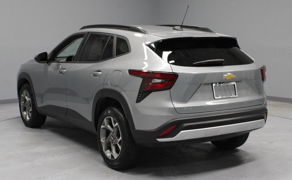 Used 2025 Chevrolet Trax LT FWD image 8