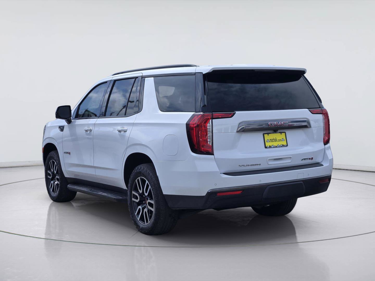 Used 2024 GMC Yukon AT4 w/ Technology Package AWD/4WD image 6